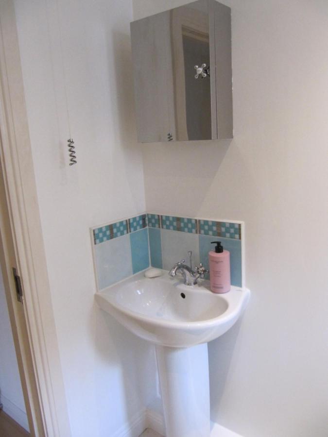 Cozy Off Road 2 Bedroom Cottage Apartment With Free Wi-Fi And Private Parking Glasgow Eksteriør billede